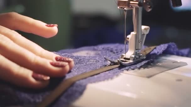 Primer plano de las manos femeninas trabajando en la máquina de coser — Vídeos de Stock