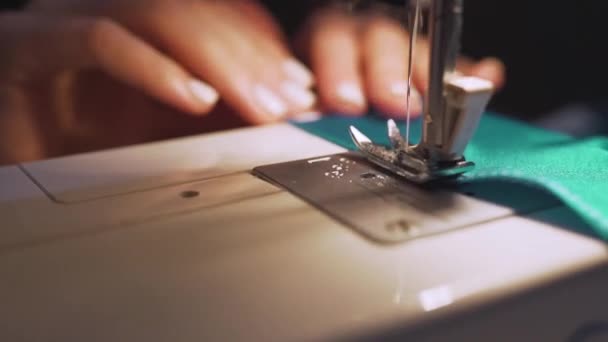 Primer plano de las manos femeninas trabajando en la máquina de coser — Vídeo de stock