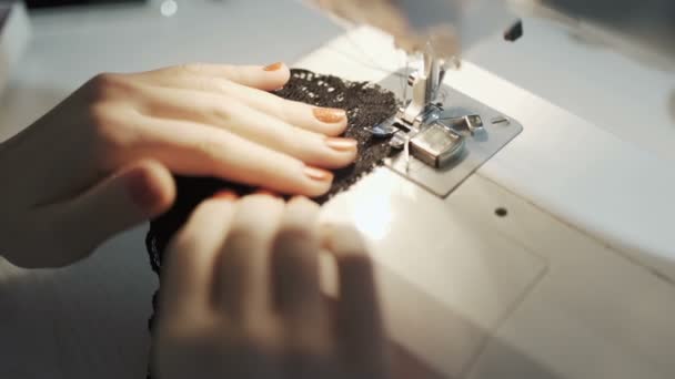 Detailní záběr ženských rukou pracujících na šicím stroji — Stock video