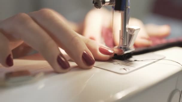 Zbliżenie ujęcia żeńskich rąk pracujących na maszynie do szycia — Wideo stockowe
