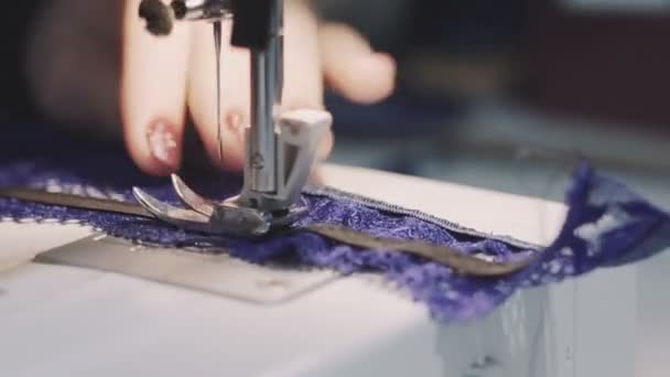 Крупним планом знімок жіночих рук, що працюють на швейній машині — стокове відео