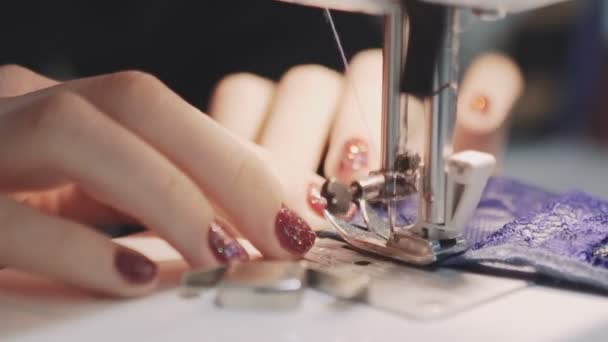 Primer plano de las manos femeninas trabajando en la máquina de coser — Vídeo de stock