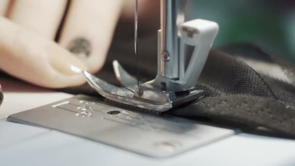 Close up tiro de mãos femininas trabalhando na máquina de costura — Vídeo de Stock