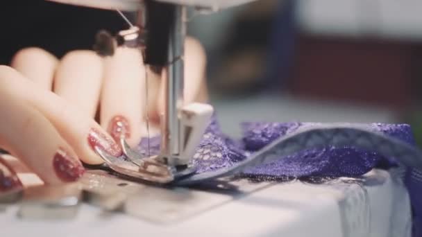 在缝纫机上工作的女性手的近照 — 图库视频影像