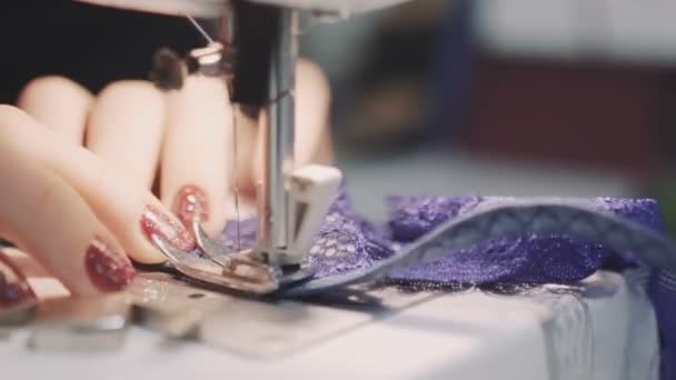 Primer plano de las manos femeninas trabajando en la máquina de coser — Vídeos de Stock