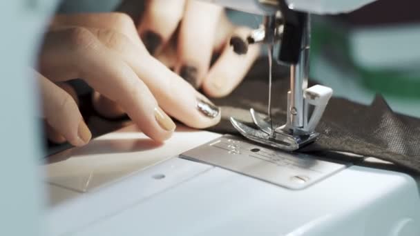 Primo piano colpo di mani femminili che lavorano sulla macchina da cucire — Video Stock