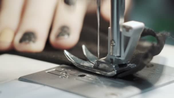 Крупный план женских рук, работающих на швейной машинке — стоковое видео
