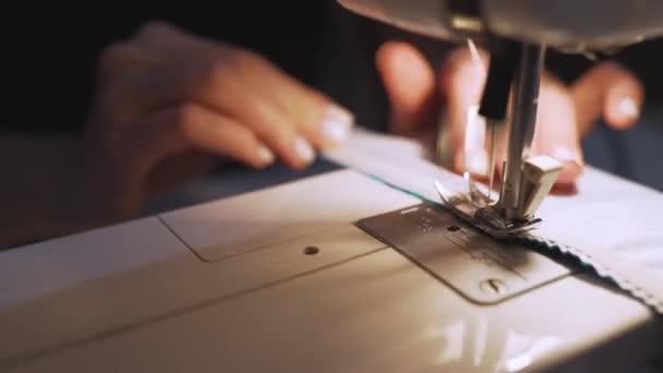 Primer plano de las manos femeninas trabajando en la máquina de coser — Vídeo de stock