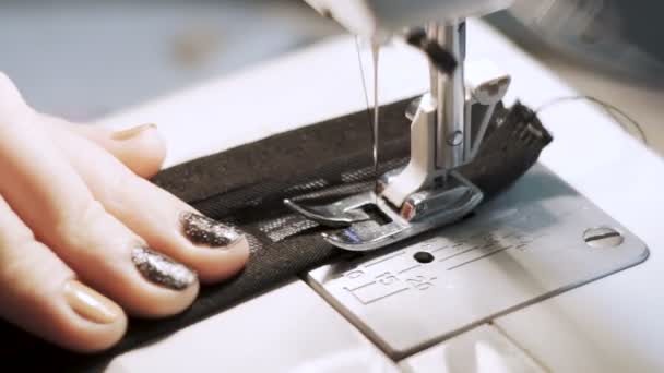Close-up shot van vrouwelijke handen werken op naaimachine — Stockvideo