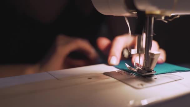 Крупный план женских рук, работающих на швейной машинке — стоковое видео