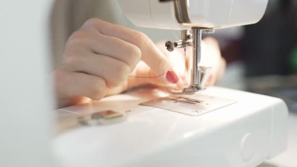 Close up tiro de mãos femininas trabalhando na máquina de costura — Vídeo de Stock