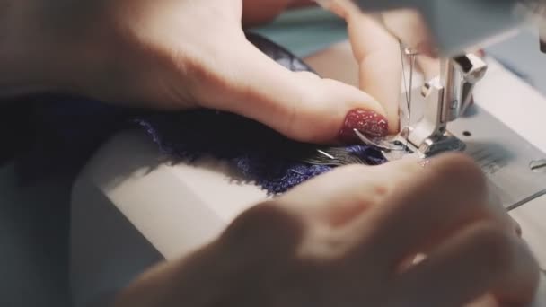 在缝纫机上工作的女性手的近照 — 图库视频影像