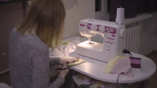 Modista costurera diseñadora de moda femenina trabajando en una máquina de coser — Vídeos de Stock