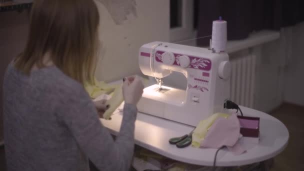Vrouwelijke mode-ontwerper naaister naaister werkend op een naaimachine — Stockvideo