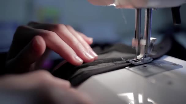 Manos femeninas trabajando en la máquina de coser de cerca — Vídeo de stock