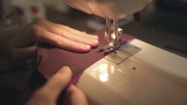 Mãos femininas trabalhando na máquina de costura de perto — Vídeo de Stock
