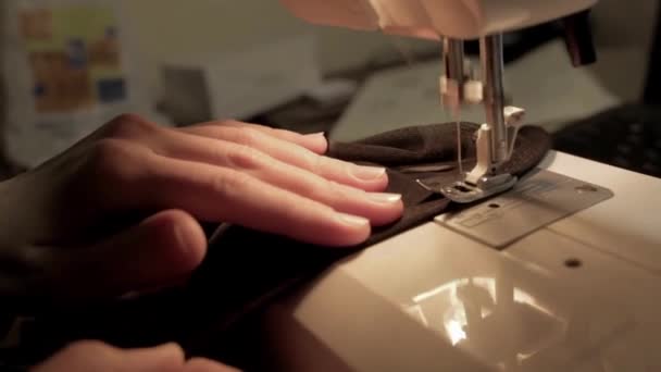 Женские руки работают на швейной машинке крупным планом — стоковое видео