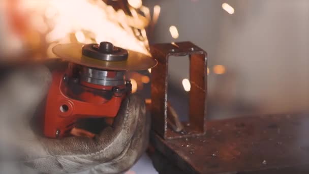 Людина працює з циркулярною пилкою мухи іскри з гарячого металу — стокове відео