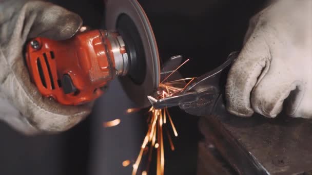 Homem trabalha serra circular moscas de faísca de metal quente — Vídeo de Stock