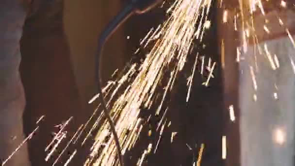 Man works circular saw flies of spark from hot metal — Stock Video