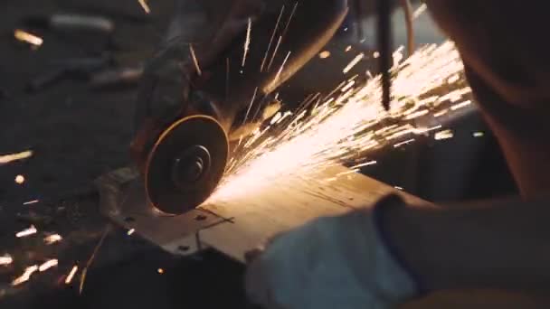 L'homme travaille des mouches de scie circulaire d'étincelle de métal chaud — Video