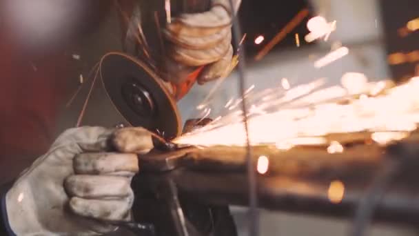 Hombre trabaja sierra circular moscas de chispa de metal caliente — Vídeo de stock