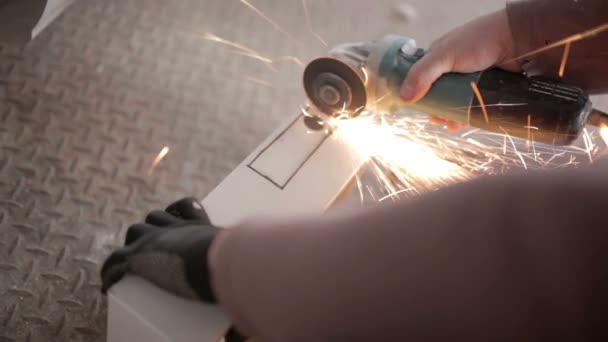 Man works circular saw flies of spark from hot metal — Stock Video