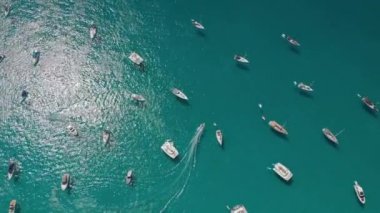 Formentera Adası Cala Saona Körfezi 'ndeki birçok yatın havadan görüntüsü.