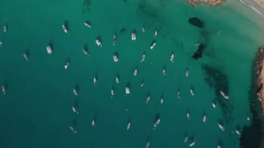 Formentera Adası Cala Saona Körfezi 'ndeki birçok yatın havadan görüntüsü.