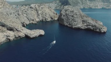 İbiza es Vedra ve Vedranell Adaları yakınlarındaki yatın havadan görünüşü