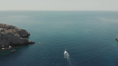İbiza es Vedra ve Vedranell Adaları yakınlarındaki yatın havadan görünüşü