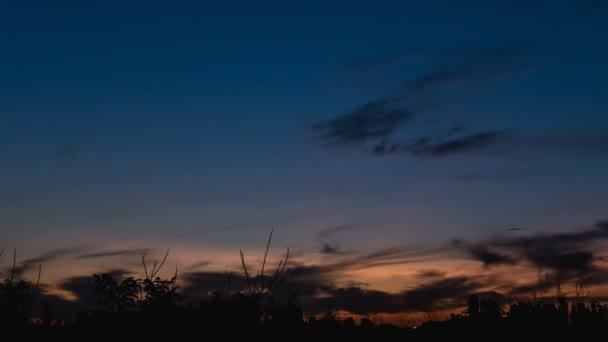 4k time lapse met een prachtige oranje zonsopgang over het veld — Stockvideo