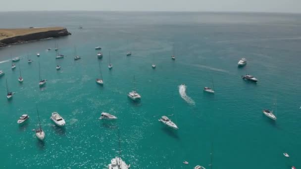 フォルメンタ島のカラ・サオナ湾の湾に浮かぶ多くのヨットの空の景色 — ストック動画