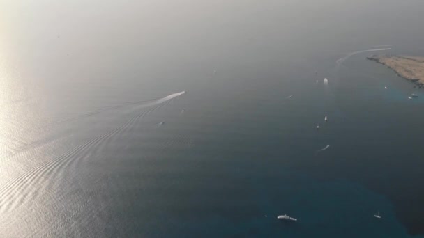 Vista aérea de muitos iates em uma baía em formentera ilha cala saona baía — Vídeo de Stock