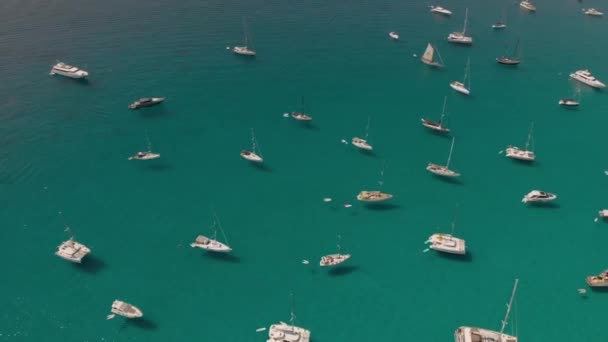 Vista aérea de muchos yates en una bahía en la isla de formentera cala saona bay — Vídeo de stock