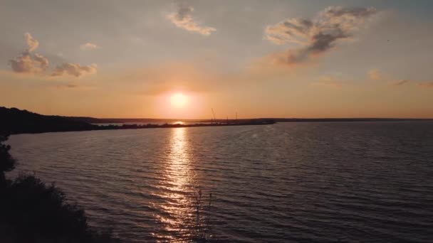 Letecký pohled na silnici kolem moře auta řídit přes most při západu slunce — Stock video