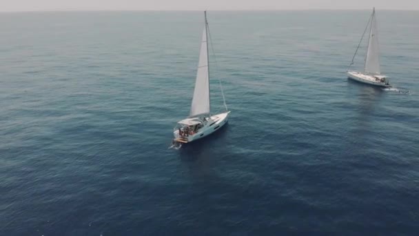 Letecký pohled na dvě jachty v oceánu siluety plavání lidí — Stock video