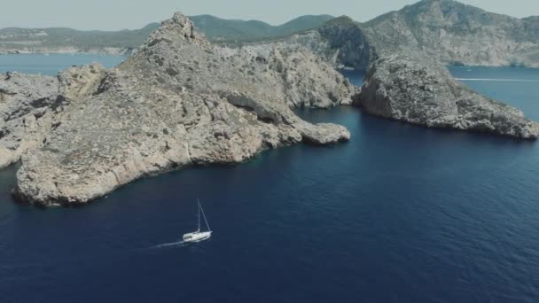 İbiza es Vedra ve Vedranell Adaları yakınlarındaki yatın havadan görünüşü — Stok video