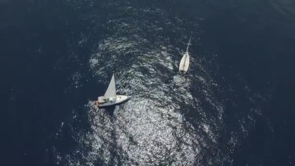 Vista aérea de dos yates en las siluetas oceánicas de personas nadando — Vídeos de Stock