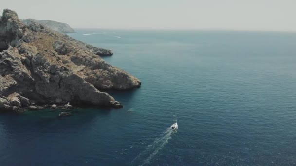 Vista aérea del yate cerca de las islas ibiza es vedra y vedranell — Vídeo de stock