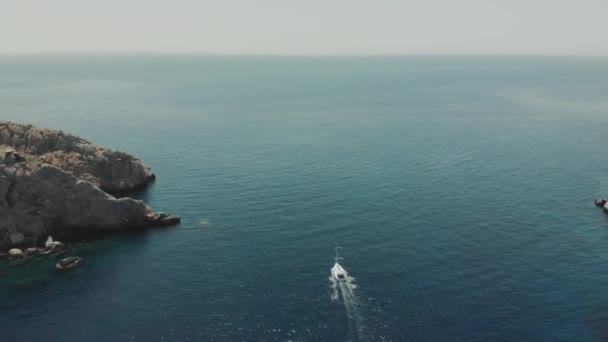 Pemandangan udara kapal pesiar dekat ibiza es vedra dan pulau-pulau vedranell — Stok Video