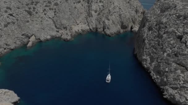 Vista aérea del yate cerca de las islas ibiza es vedra y vedranell — Vídeo de stock