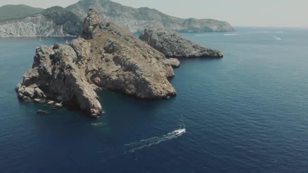 Luchtfoto van jacht bij ibiza es vedra en Vedranell eilanden — Stockvideo