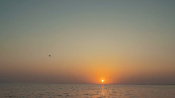 Belo pôr do sol ou nascer do sol sobre um oceano — Vídeo de Stock