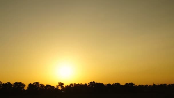 Mooie zonsondergang naar nachtelijke overgang over het veld — Stockvideo