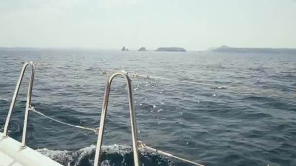 Belle vue sur les îles baléares depuis un yacht — Video