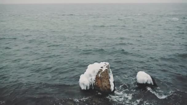 Mar negro en un frío día de invierno Video de stock
