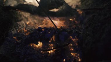 Plaj kampı tahtaya ateşle yakmak