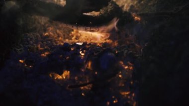 Plaj kampı tahtaya ateşle yakmak