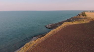 Cliff deniz kenarında